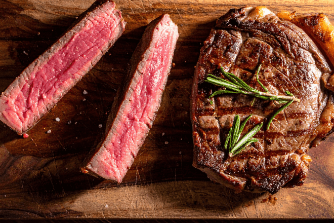 妊娠中…義実家での食事で”レアのステーキ”が⇒丁寧に断ると義祖母が信じられない一言を…！？