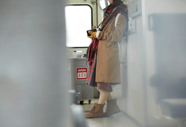 電車で…女子高生に近付く“金髪の大学生”。直後⇒「すみません…」女子高生が涙した【意外な理由】とは…