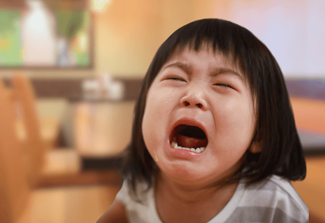 ファミレスで…「うるさいな！」ぐずる子どもに冷たい視線を向ける客たち。直後⇒店員が勢いよく駆け出し―！？