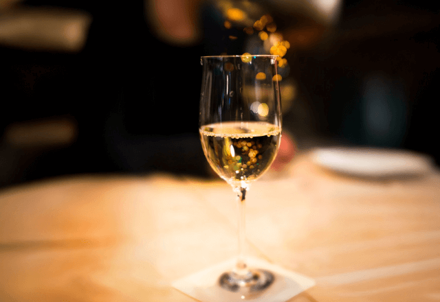 レストランで…店員にワインをかける大学生を制止した私。店を出た直後⇒彼女「別れて」その理由に「え？」