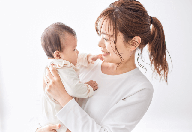 赤ちゃんを安心して抱っこするためのポイントと泣き止ませるコツ