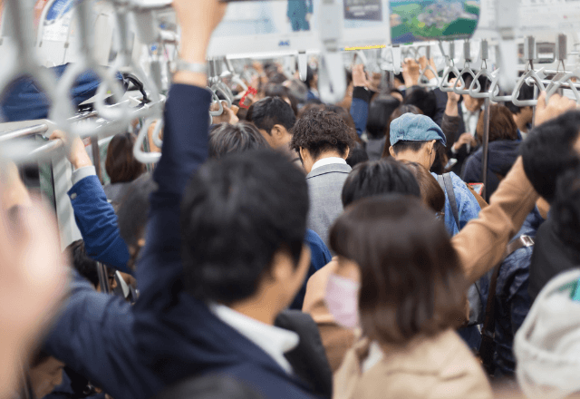 電車で…友人「もうちょっと詰めてもらえます？」隣の男性に注意。直後⇒私「えっ！？」胸倉を掴まれて―！？