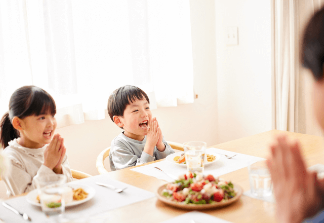 【子どもの遊び食べ】理由と楽しい食事時間に変える方法