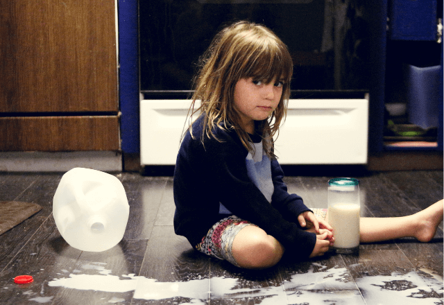 どうする子どもの食べこぼし対策！床掃除がラクになるアイデア