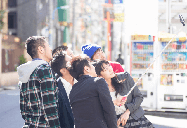 帰省中…「集合写真送るね」義家族から届いた写真に違和感。拡大した結果⇒「は…！？」衝撃の光景にゾッ…