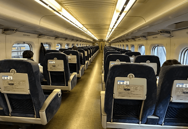 指定席で…「間違ってるのはそっち！」切符を見せる女にキレた結果⇒車掌「そこ…」続く一言に赤面逃走―！？