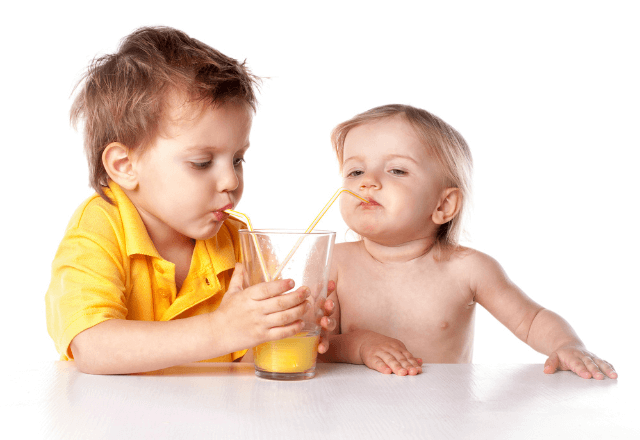 ストロー飲みはいつから?子どもが楽しく移行できる練習のコツ3選