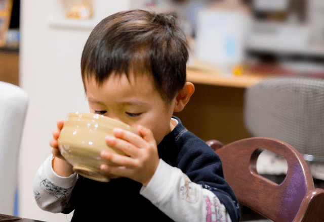 帰省初日…義母「孫ちゃん、どうぞ」息子「いただきます！」直後⇒私「食べちゃダメ！」皿を奪い取ったワケ…