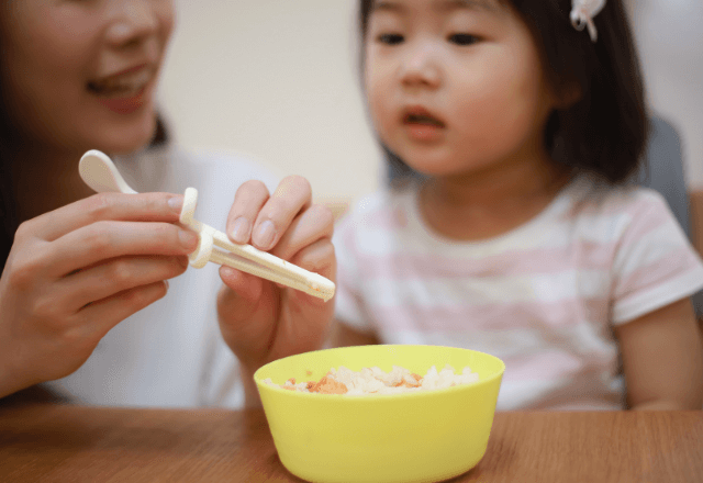 食事マナーはいつから教える？幼児期に身につけたい食事マナー
