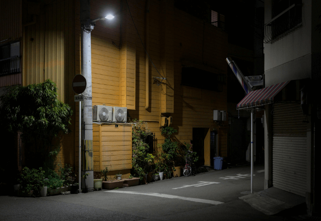 静かな住宅街で…背後から忍び寄る“不審な足音”。早足で家に帰った直後⇒インターホンに映る【ソレ】にゾッ…