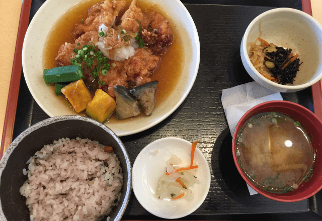 定食屋で…夫「俺腹減ってないからシェアな」1つの定食を頼んだ結果⇒「食べな」渡された“おかず”に絶句…