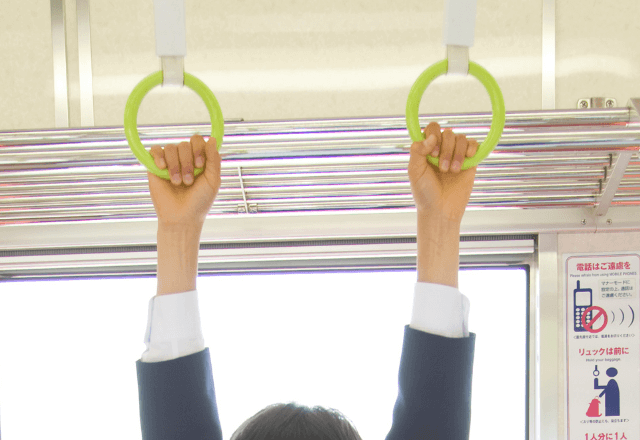 満員電車で…つり革を掴んで回転し始める男性。車掌が駆け付けた結果⇒男性「皆を…」衝撃の目的に全員唖然…