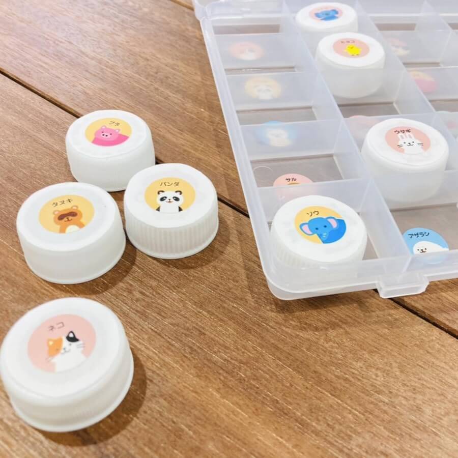 廃品×ダイソー知育】「ペットボトルのふた手作り玩具」子どもの食いつきがスゴすぎ＆知育メリット多すぎて保育士も大絶賛！ | おやこのへや