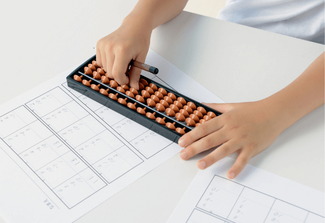 子どもの計算力を伸ばす！そろばんの適齢期と教室選びのコツ