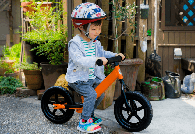 補助輪なしでスイスイ！自転車を早くマスターする教え方のコツ