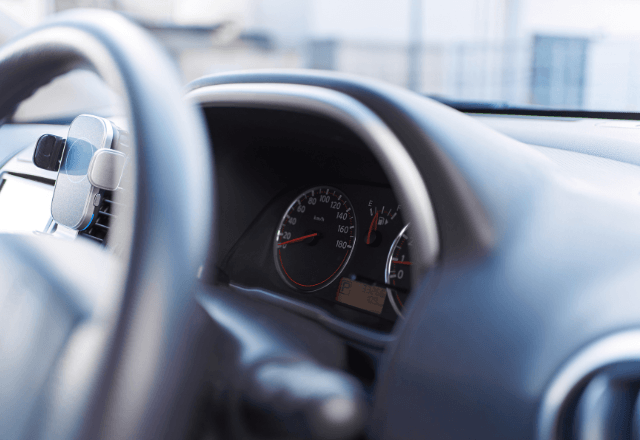 運転中…"蛇行しながら走る対向車"に違和感。直後⇒発覚した【恐ろしすぎる事実】にゾッ…