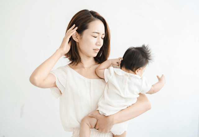 赤ちゃんが抱っこで泣いちゃうのはなぜ？心地よく抱っこするコツと対策
