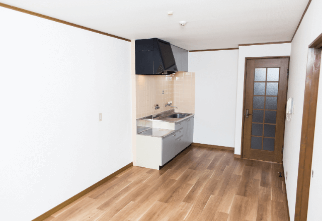 格安物件の内見中…リビングに座る“見知らぬ老人”。担当者「実は…」⇒耳を疑う【入居条件】に即逃走して…