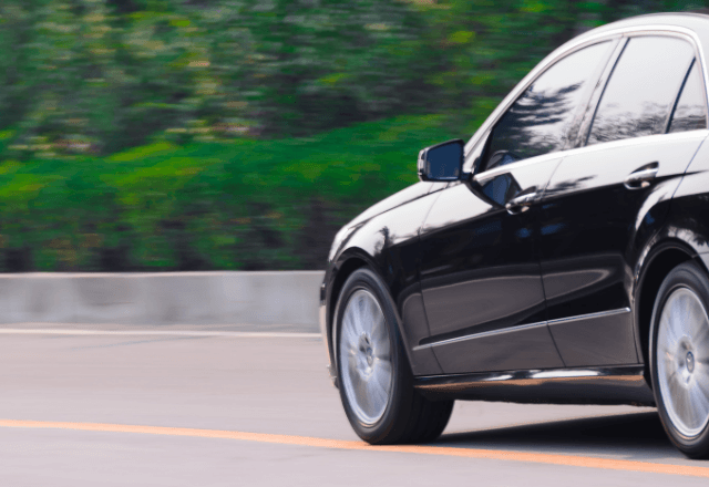 駐車場で…「ぶつけられた！」逃走する車にあ然とする夫。直後⇒「逃げるな！」妻が助手席から飛び出して―！？