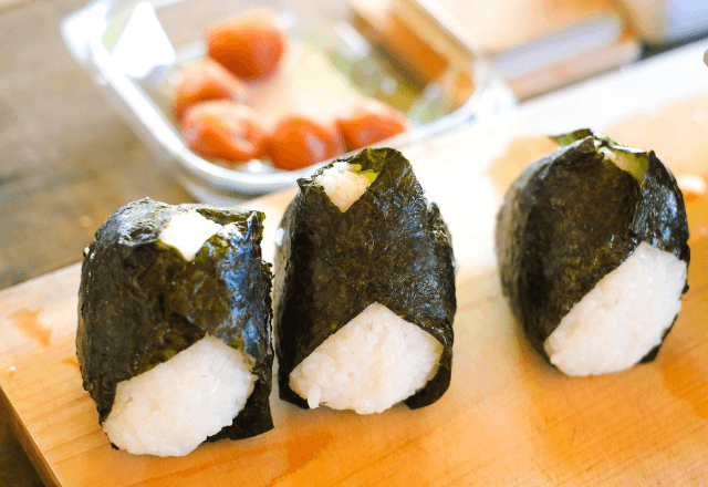 義実家で…「おにぎりどうぞ」妊娠中の嫁に差し出す義母。直後⇒夫「帰るぞ」“即帰宅”を決めたワケ…