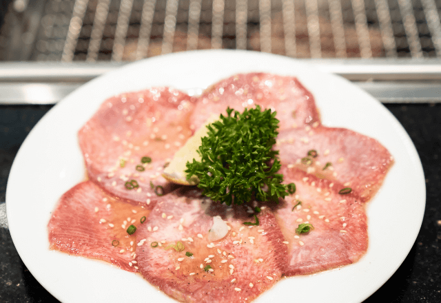 焼肉屋で…友人「あの人、おかしくない？」私「え？」不穏な男を見た直後⇒客が“一斉に逃げ出した”理由に戦慄…