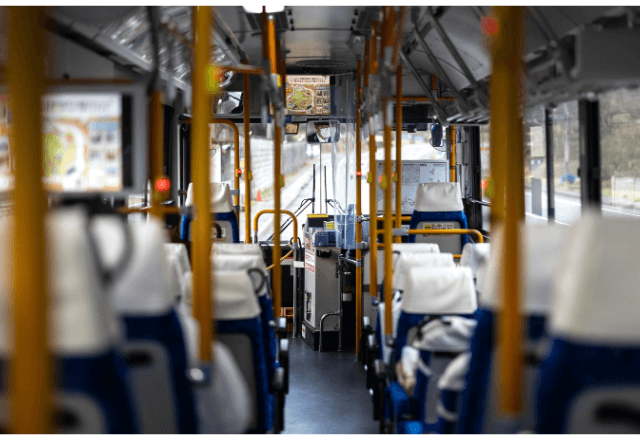 地方のバスで…自分だけが乗る静かな車内。しかし踏切で一時停止した瞬間⇒運転手が呟いた“一言”に「え…？」