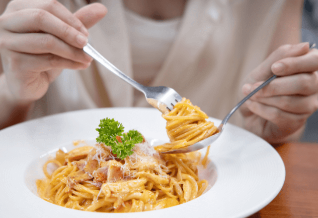 彼女「このパスタなんか臭くない…？」私「確かに…」店長に確認した結果⇒衝撃の【真相】に「え…！？」