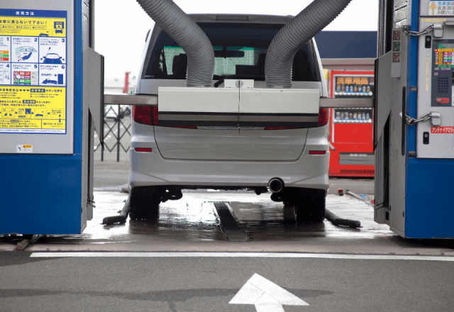 ガソスタで…母「洗車して帰ろう」私「うん」だが30分後⇒母「店員さん、早く…！」窓を叩いた理由にゾッ…