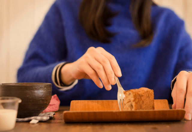 カフェで…友人「このケーキ、甘くないんだけど…」私「え？」直後⇒店員の顔が“真っ青”になったワケ…