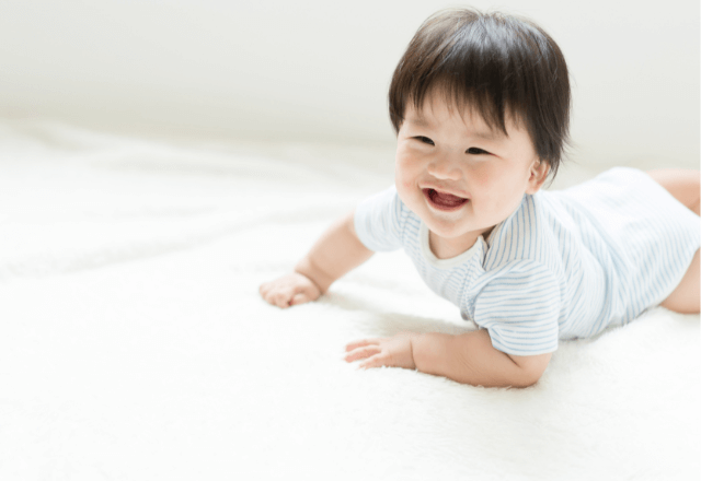 赤ちゃん用カバーオールの選び方は？種類や着せ方のコツを解説