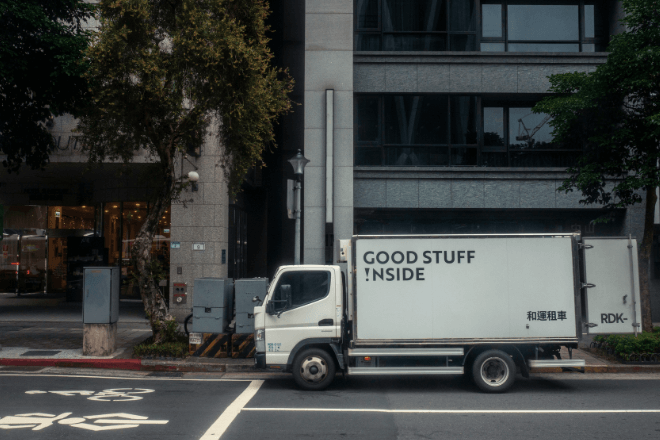 無人トラックに鍵が挿しっぱなし！？持ち主に連絡した数分後…⇒「助かった」手渡された“豪華すぎるお礼”に父が歓喜！