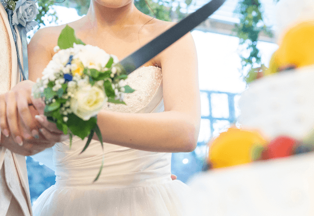 結婚式で…ケーキ入刀直前、突如会場が真っ暗に。明かりがついた瞬間⇒「酷すぎ…」参列者が絶句した光景とは…