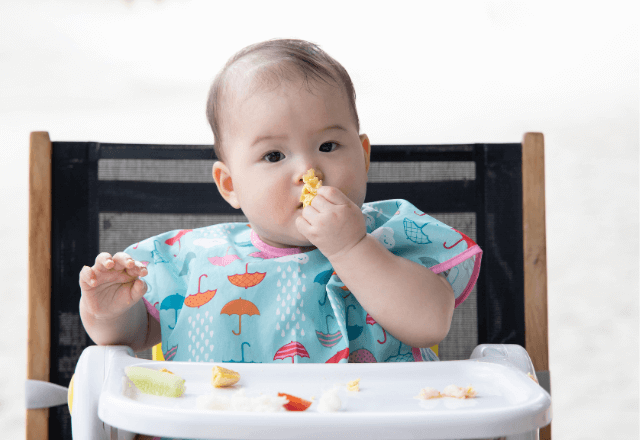 赤ちゃんの手づかみ食べをはじめよう！安全な食材の選び方とコツ