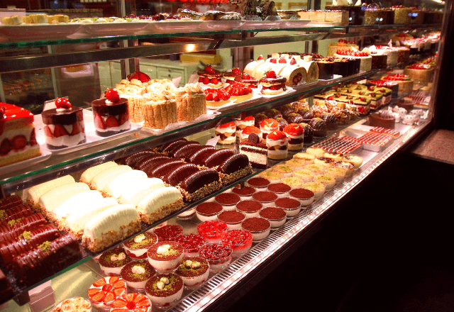 ケーキ食べ放題で…迷惑客「取るだけ取って“全部”残そ（笑）」だが後日⇒店員の〈秘策〉に…顔面蒼白！？【スカッと漫画】