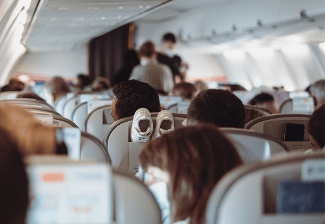 飛行機で…ウトウトしていると、“聞き慣れないアナウンス”が。直後⇒伝えられた【想像以上の事態】にゾッ…