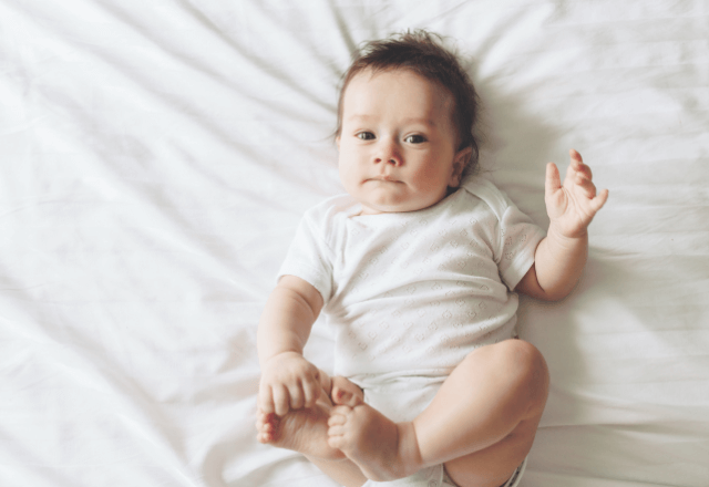 生後4ヶ月の赤ちゃんの着替え術！肌着を上手に着せるコツ