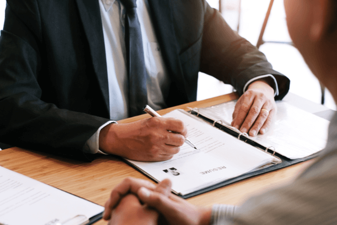 真夏の就活中…困っている女性を会社まで案内！最終面接で専務からお礼を言われ…⇒その後、意外な進路に！？