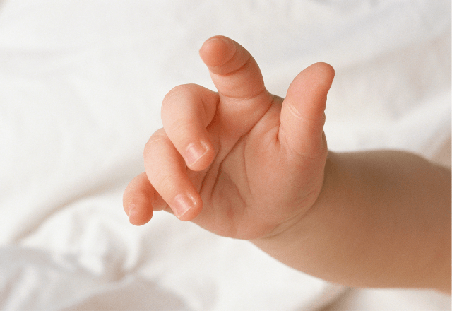 赤ちゃんの手形はどう取る？おすすめ時期や方法とアートも解説