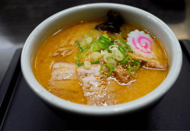 ラーメン屋で…客「味噌野菜ラーメンで」店員「はい」だが提供直後⇒「チッ」店員が料理を奪い取ったワケ…