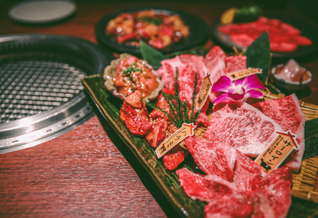 高級焼肉で…店員「会計383万です」家族と爆食した客「会社のカードで払いまーす（笑）」⇒会社に【通報】した結果