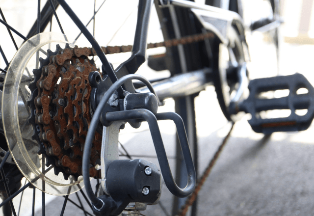 コンビニ前で…自転車のチェーンが外れてしまった男性を助けた私。後日⇒予想外の【超高級なお礼】に「ウソ！？」