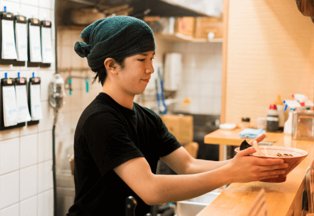 ラーメン屋にて…店内で走り回る子どもを放置する親が。店員にぶつかった瞬間⇒『コラァ！』驚愕の展開に…