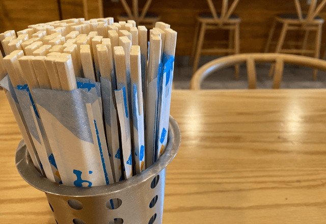 「お箸を落としたんですが…」新しいのを貰おうとした直後⇒“舌打ちした店員”が持ってきたモノに戦慄…