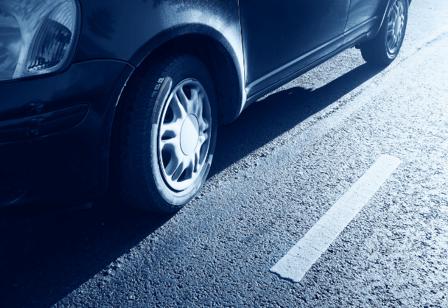 高速で…「ハンドルがおかしい」路肩に停めた直後⇒「非常電話…！」タイヤを見て“腰を抜かした”ワケ…