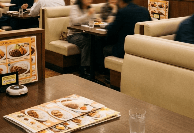 ファミレスで…「席を代われ！」私に詰め寄る見知らぬ家族。直後⇒放たれた【ありえない理由】に「はぁ？」