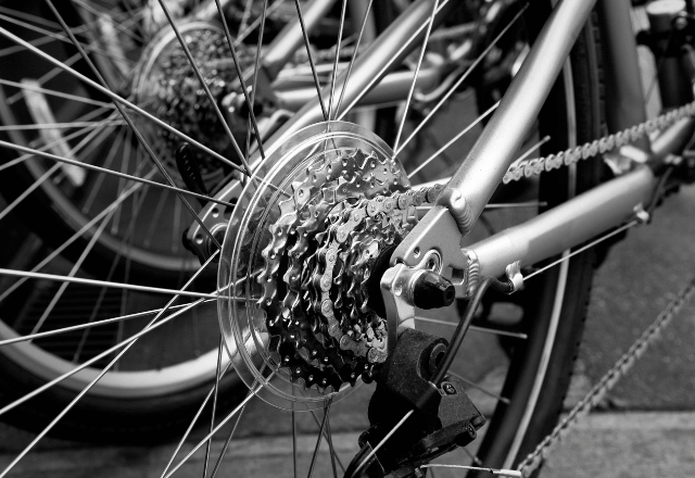 「大丈夫ですか？」高齢女性の自転車を油まみれになって直した私。後日⇒届いた【豪華すぎる恩返し】に大歓喜！？