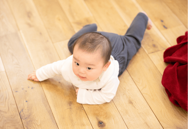 赤ちゃんの発達を促す！ずりばいの効果と上達の秘訣