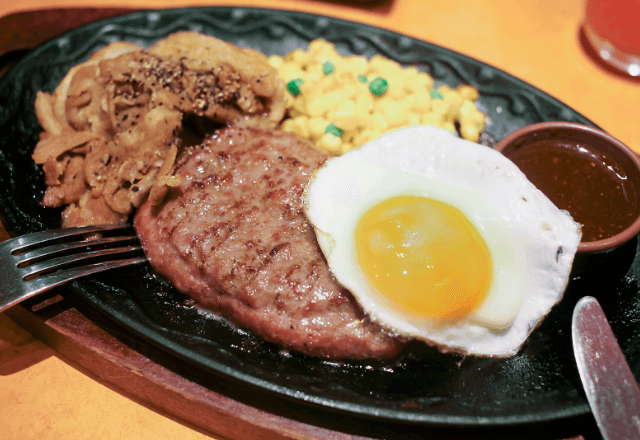 ファミレスで…客「ハンバーグが冷たい！」店員「作り直します」だが数分後⇒“2度目のクレーム”に店員あ然…