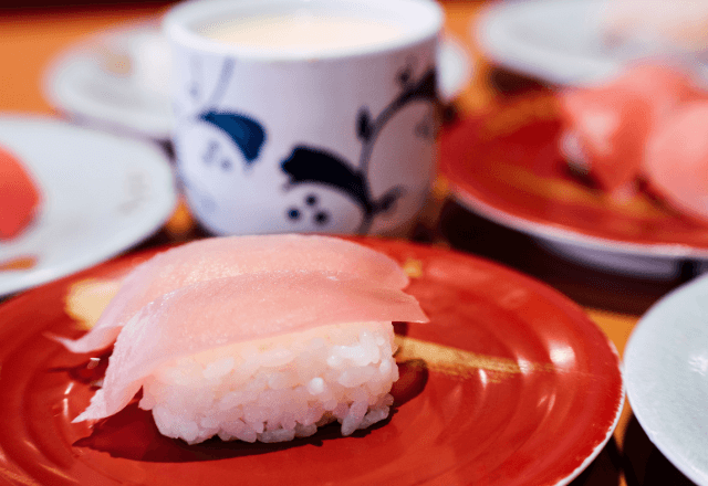 回転寿司で…「食べるな！」後方のボックス席に違和感。振り返ると→「え…？」まさかの光景に困惑…