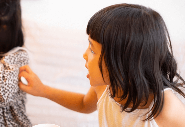 子どもの「どもり」が心配なあなたへ｜言葉の発達を助ける関わり方